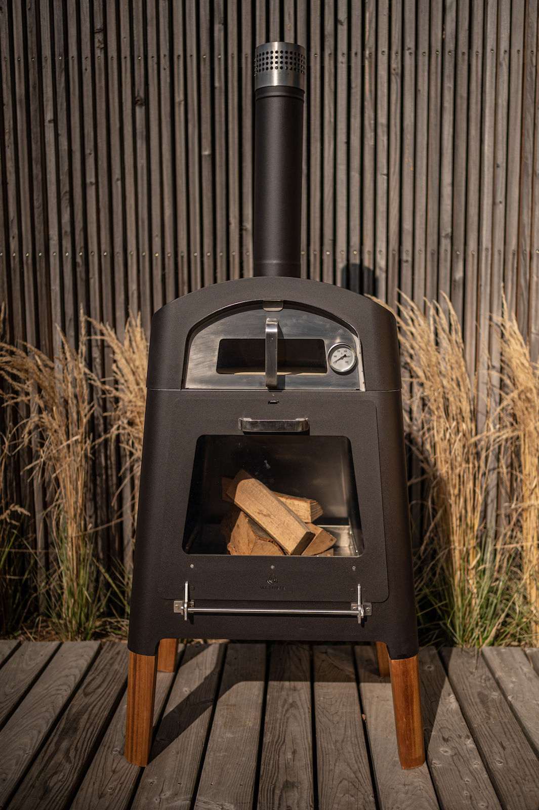 Masuria Kamin Nexo Black Multifunktionaler Holzofen, Feuerstelle, Grill und Pizzaofen Masuria Kamin Nexo Black Multifunktionaler Holzofen, Feuerstelle, Grill und Pizzaofen