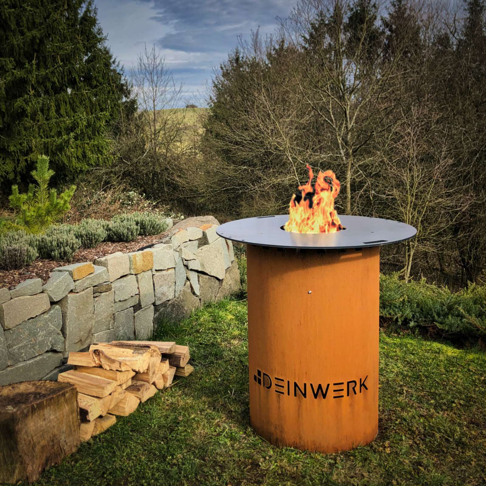 DEINWERK Grillfass Grilltonne Feuerplatte Ø 90cm Corten mit Plancha Feuertisch Feuerstelle